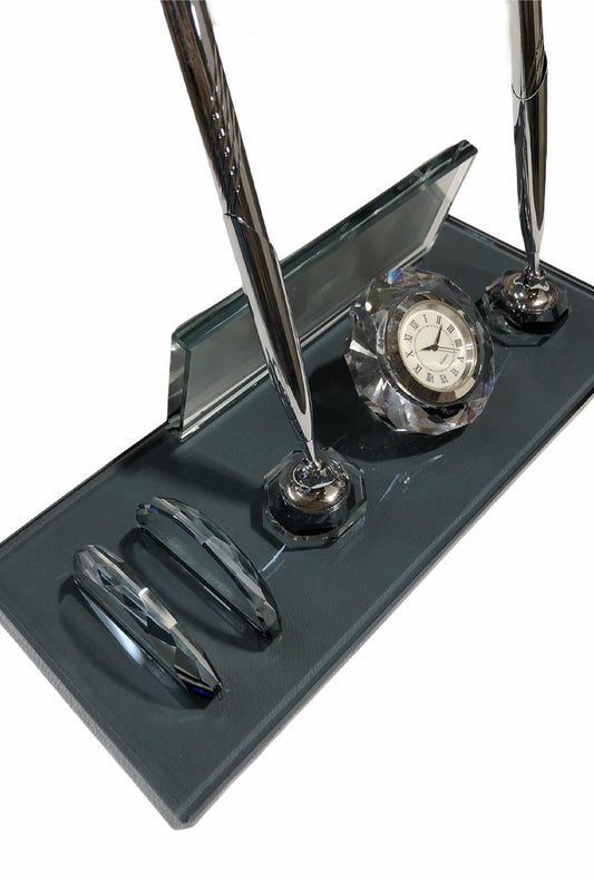 Namensschild aus Glas mit silberner Uhr